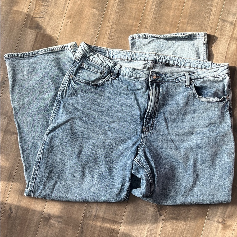 Reitmans High-Rise Light Wash Jeans – Subtle Acid Wash – Straight Leg - Picture 2 of 6